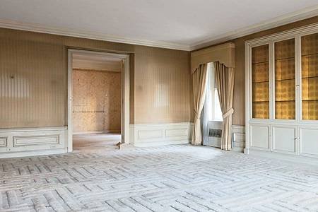 item2.rendition.slideshowWideHorizontal.alexa-hampton-03-manhattan-renovation-living-room-before
