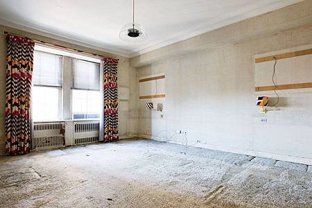 item12.rendition.slideshowWideHorizontal.alexa-hampton-13-manhattan-renovation-guest-room-before