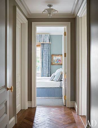 item10.rendition.slideshowWideVertical.alexa-hampton-11-manhattan-renovation-guest-room-corridor-after