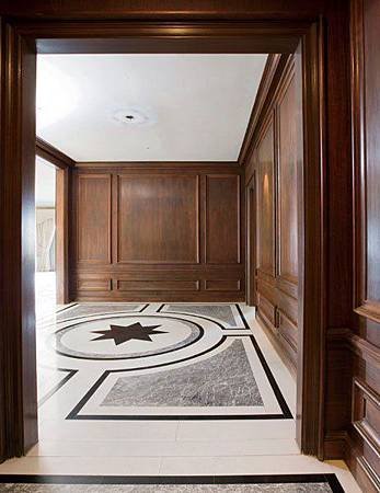 item7.rendition.slideshowWideVertical.alexa-hampton-08-manhattan-renovation-entry-hall-before