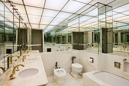 item14.rendition.slideshowWideHorizontal.alexa-hampton-15-manhattan-renovation-master-bath-before