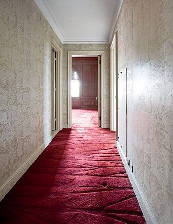 item9.rendition.slideshowWideVertical.alexa-hampton-10-manhattan-renovation-guest-room-corridor-before
