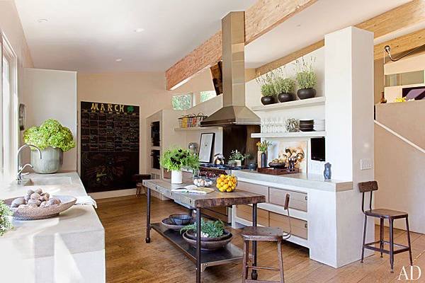 item3.rendition.slideshowWideHorizontal.patrick-dempsey-malibu-home-06-kitchen