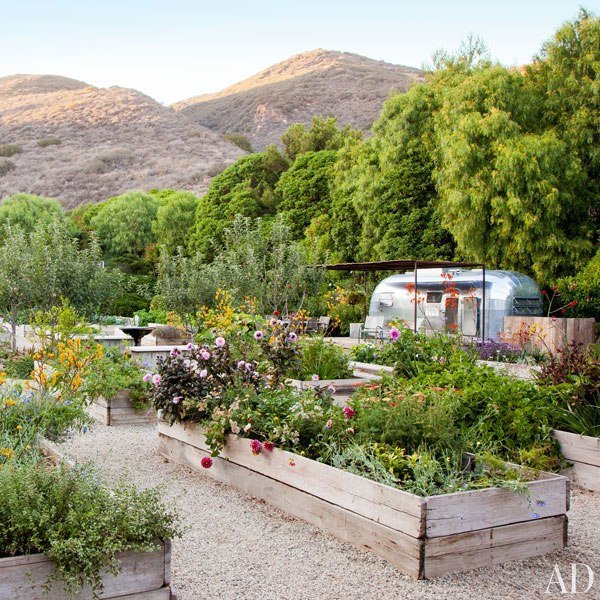 item6.rendition.slideshowWideVertical.patrick-dempsey-malibu-home-11-gardens-airstream-trailer