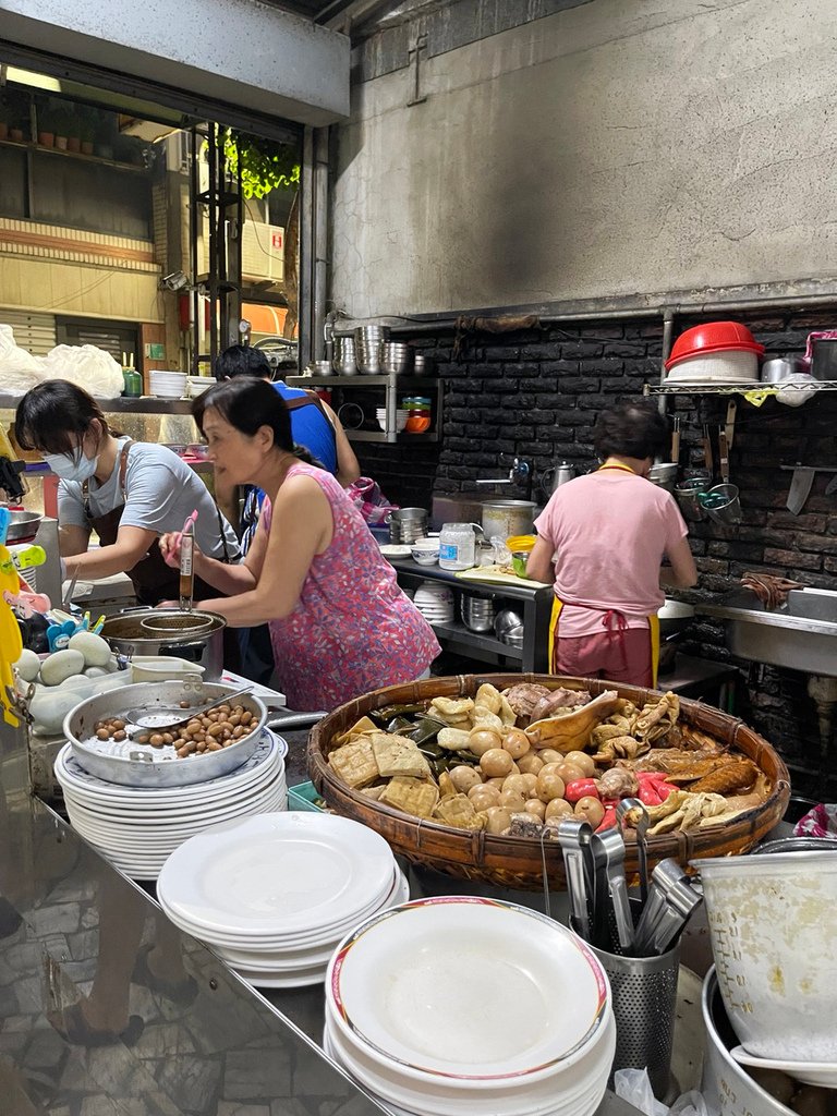 台南麵店【香香小吃】學生最愛成大學區好店，平價份量多，燙青菜