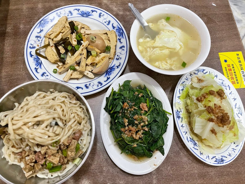 台南麵店【香香小吃】學生最愛成大學區好店，平價份量多，燙青菜