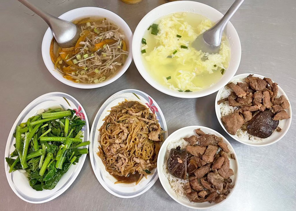 台南平價小餐館～久昌飯店，肉滿滿的香菇肉飯，美味家常菜筍絲炒