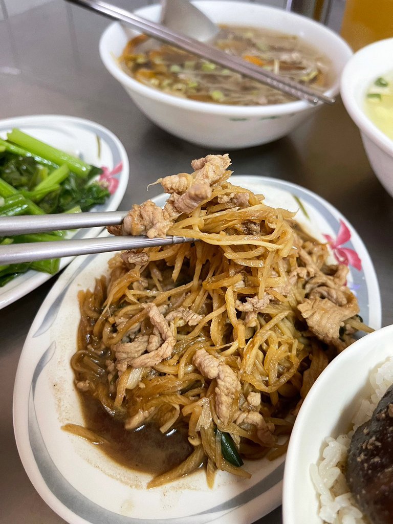 台南平價小餐館～久昌飯店，肉滿滿的香菇肉飯，美味家常菜筍絲炒