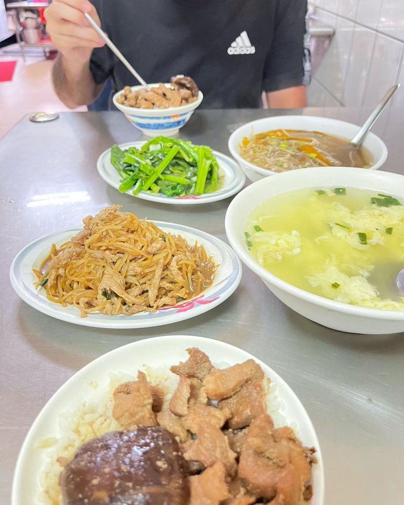 台南平價小餐館～久昌飯店，肉滿滿的香菇肉飯，美味家常菜筍絲炒