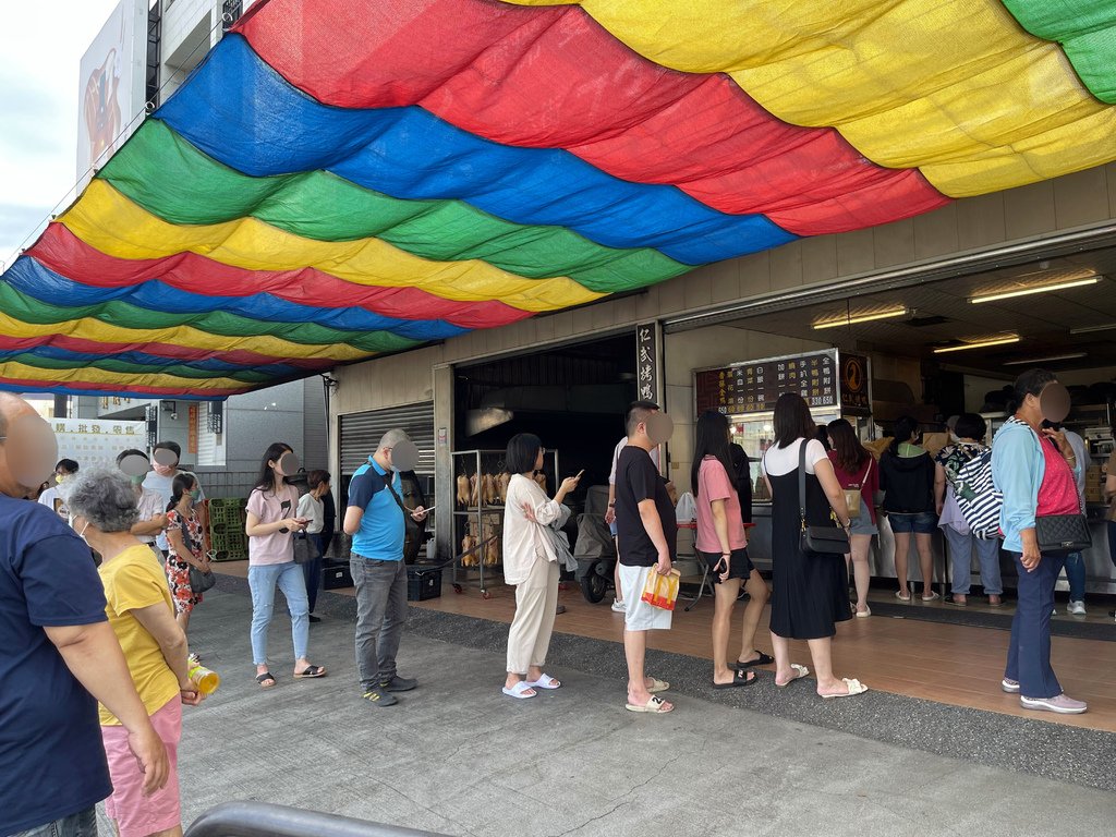 高雄平價烤鴨分享：仁武烤鴨排隊美食，內用現吃有冷氣，停車方便