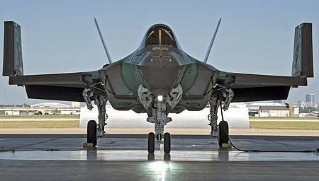 F-35C-with-wings-up1.jpg