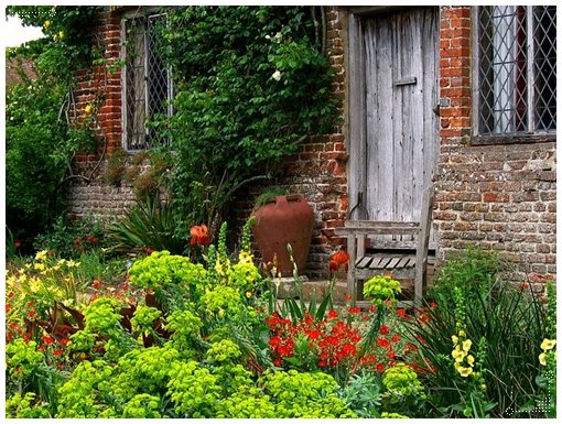 Outside%20the%20South%20Cottage%20at%20Sissinghurst%20Castle%20Garden%20in%20Kent_%20England_O.jpg