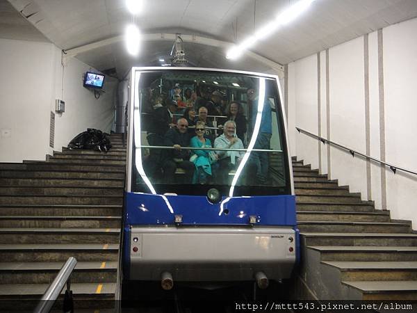 搭乘纜車登上佛洛伊恩山，俯瞰卑爾根市容 (1)~.JPG