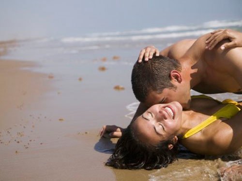 couple-kissing-on-beach-lg-2856703.jpg