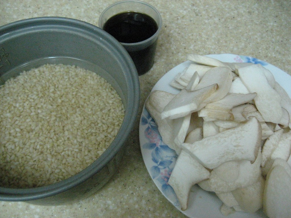 【健康養生飲食—上班族食譜】杏鮑菇臘味飯&amp;黑木耳香菇雞湯 ~~用電鍋輕易蒸出超好吃ㄉ港式好味道 (上班族拿手菜簡易食譜)