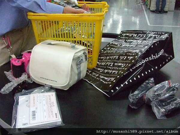 店員幫我裝電池