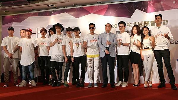 第26屆金曲獎-文化部長洪孟啟與樂團歌手合影