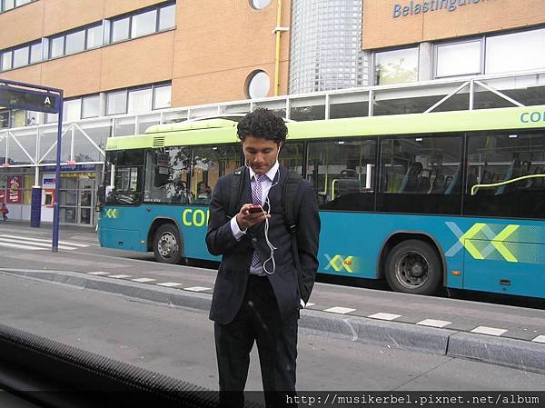 等車遇低頭族帥哥