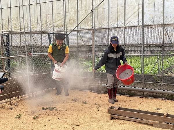 芥菜種會培育的第一座食農文化教育基地「三一食農久美據點」扎根南投，雞農烏瑪（右）整理雞舍，改善雞隻生活環境。（芥菜種會提供）.jpg