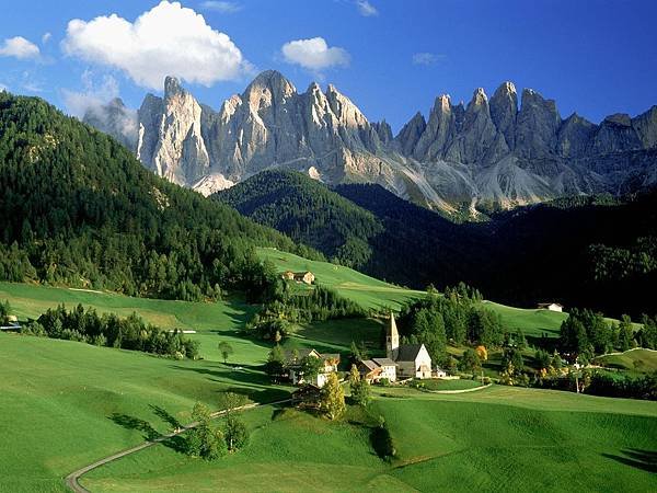 Val_di_Funes_Dolomites_Italy