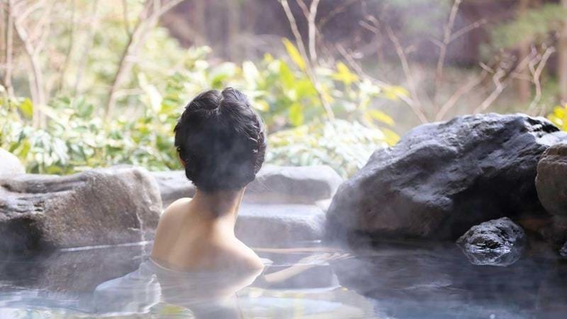 lady-in-the-onsen-shutterstock_220493902.jpg