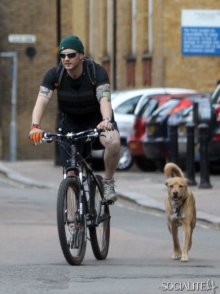 tom-hardy-bike-ride-06012013-02-435x580