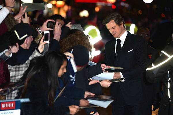 colin-firth-signs-autographs-red-carpet-gambit_premiere1