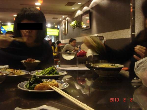 阿轟吃魯肉飯.JPG