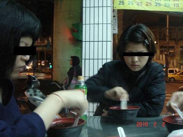 正在用力的攪拌料.JPG