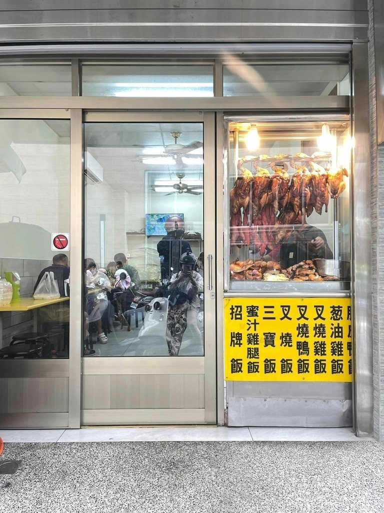 港記燒臘店｜烤鴨香脆好吃，環境乾淨整潔 ｜嘉義燒臘