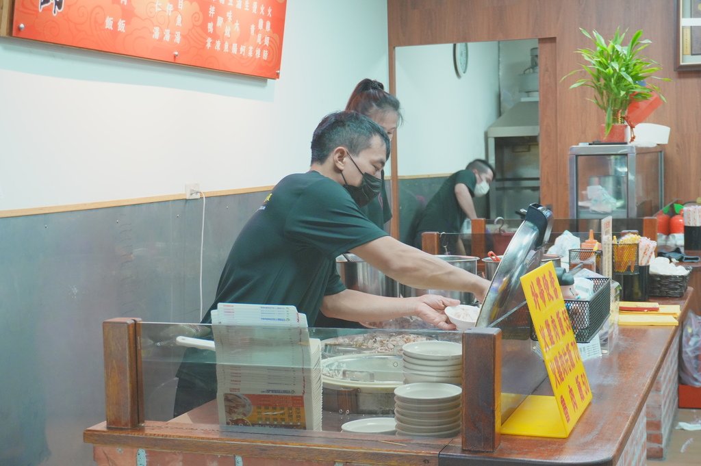 阿宏師火雞肉飯 宵夜幫吳鳳店｜下午四點營業到凌晨十二點，蚵仔