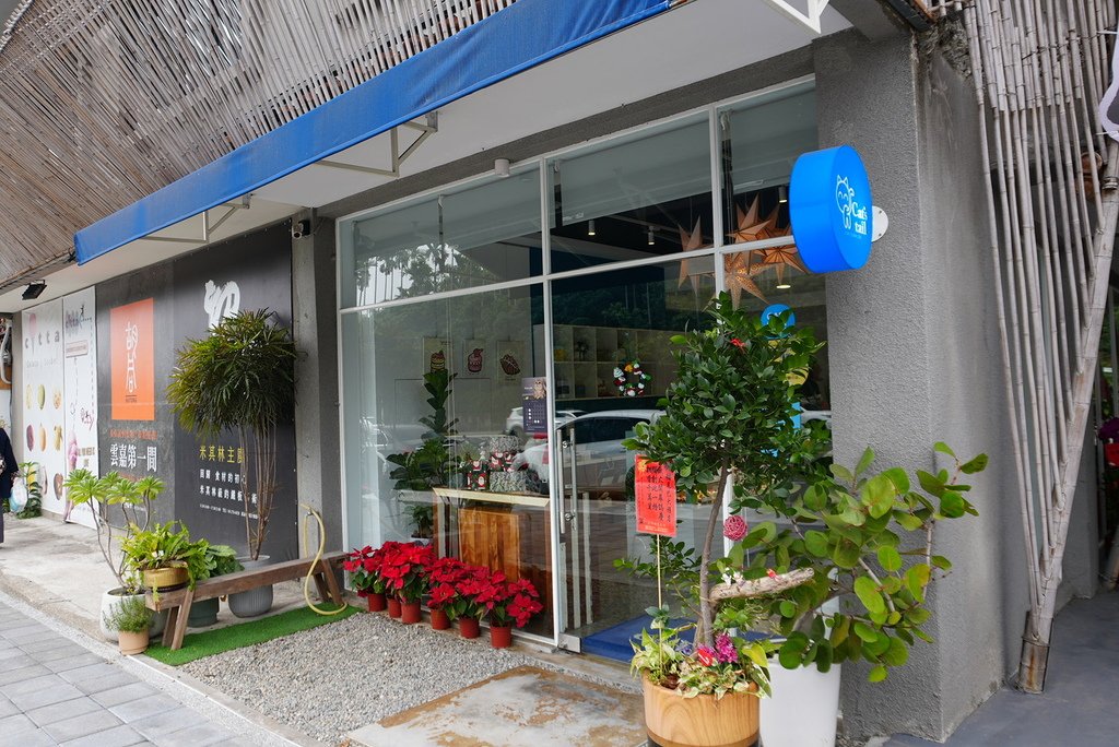 貓尾巴麵包店 大雅分店｜草莓泡芙跟可頌很搶眼，相對總店更好逛