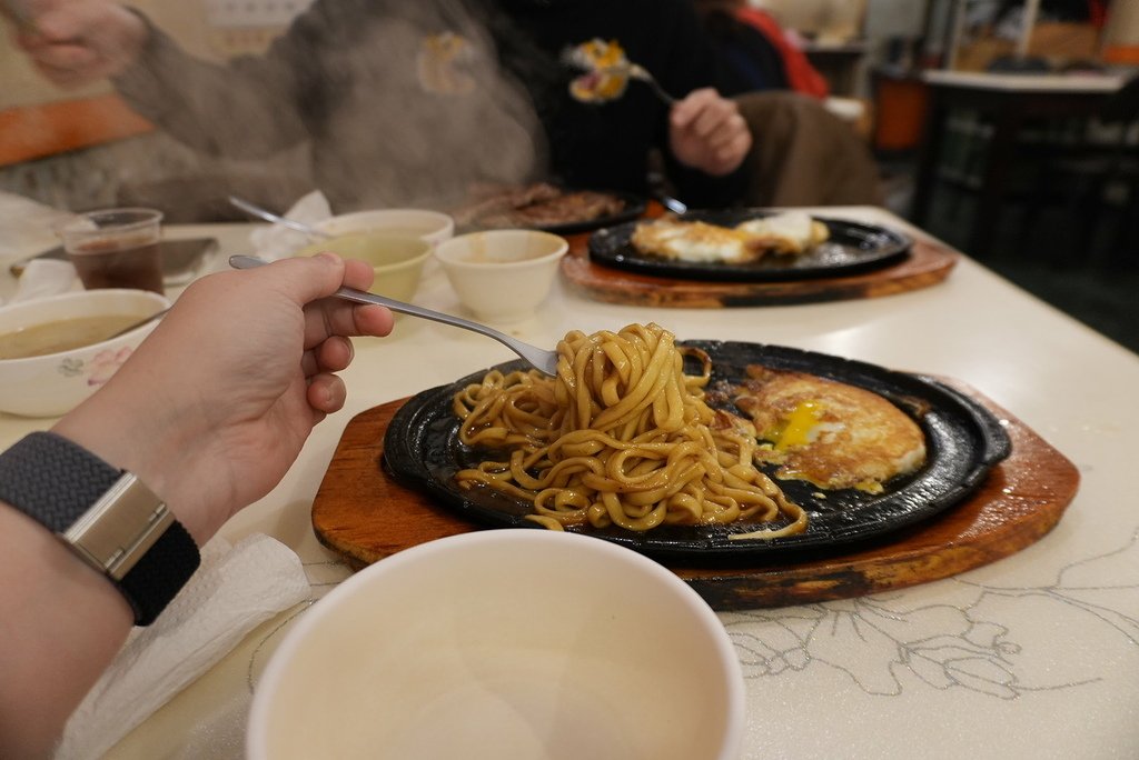 Ｔ到鐵板｜出餐速度快，店東親切，濃湯好喝｜嘉義牛排