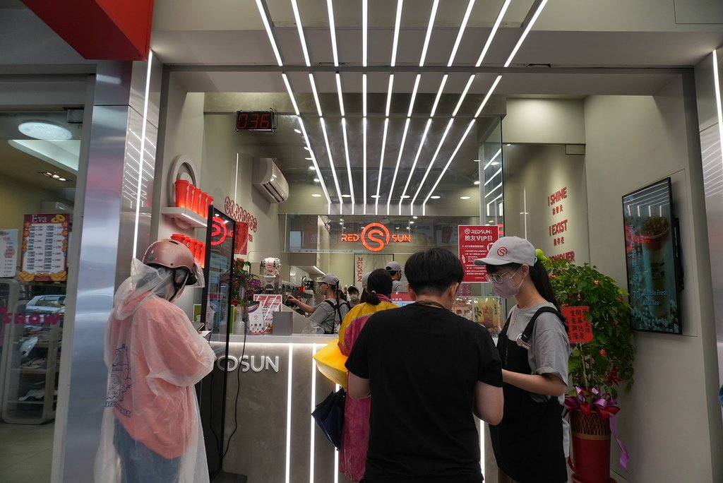 紅太陽嘉義首店開幕！太陽特調草莓奶昔超吸睛，VIP日搶先體驗