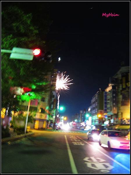 嘉義市的夜空~好熱鬧!!! ((都已經十二點多哩))