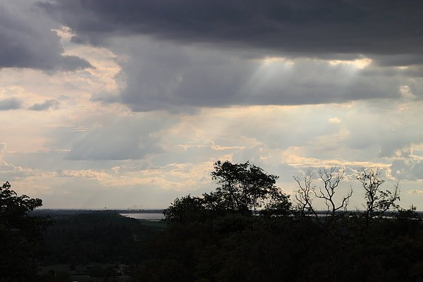 穿透雲層的陽光