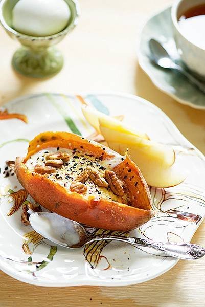 Sweet potato with yogurt and nuts