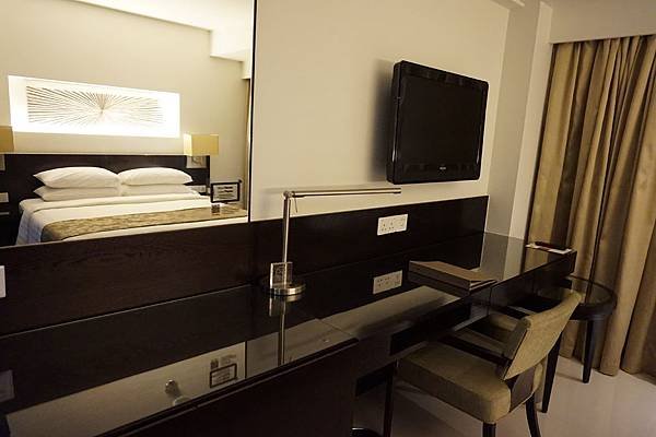 Deluxe Room Desk (Free Wifi All Area)-2.JPG