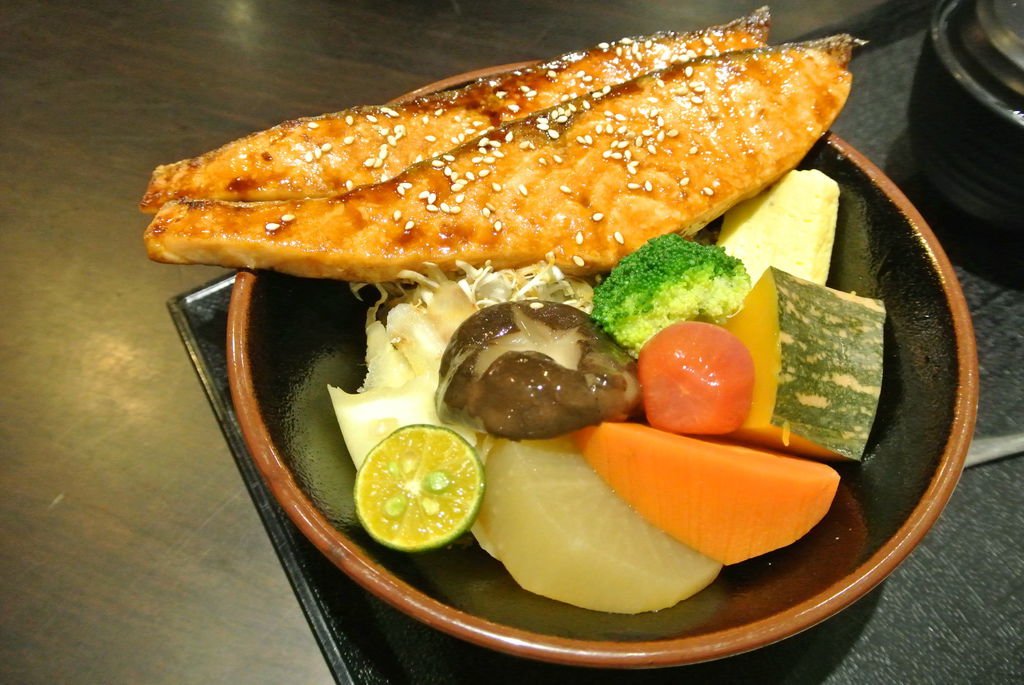 鹽烤鮭魚丼