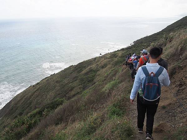 一邊是山壁、一邊是海岸