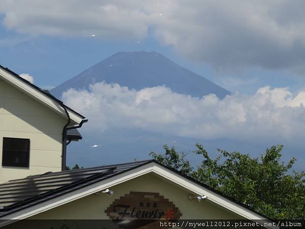 車上遠望富士山