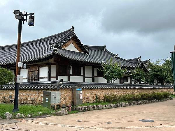 慶州校村是慶州市所建設的韓屋村，位於慶州歷史遺跡區的周圍，村內坐落著重要民俗文化財第27號「慶州崔氏古宅」，還能品嚐重要無形文化財第86-3號「慶州校洞法酒」和慶州鄉校等過去歷史的生活場域。 