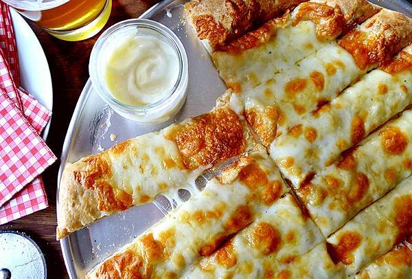 Garlic-Fingers-with-donair-sauce.jpg