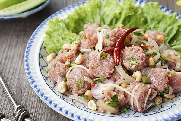 酸肉沙拉ยำแหนม.jpg