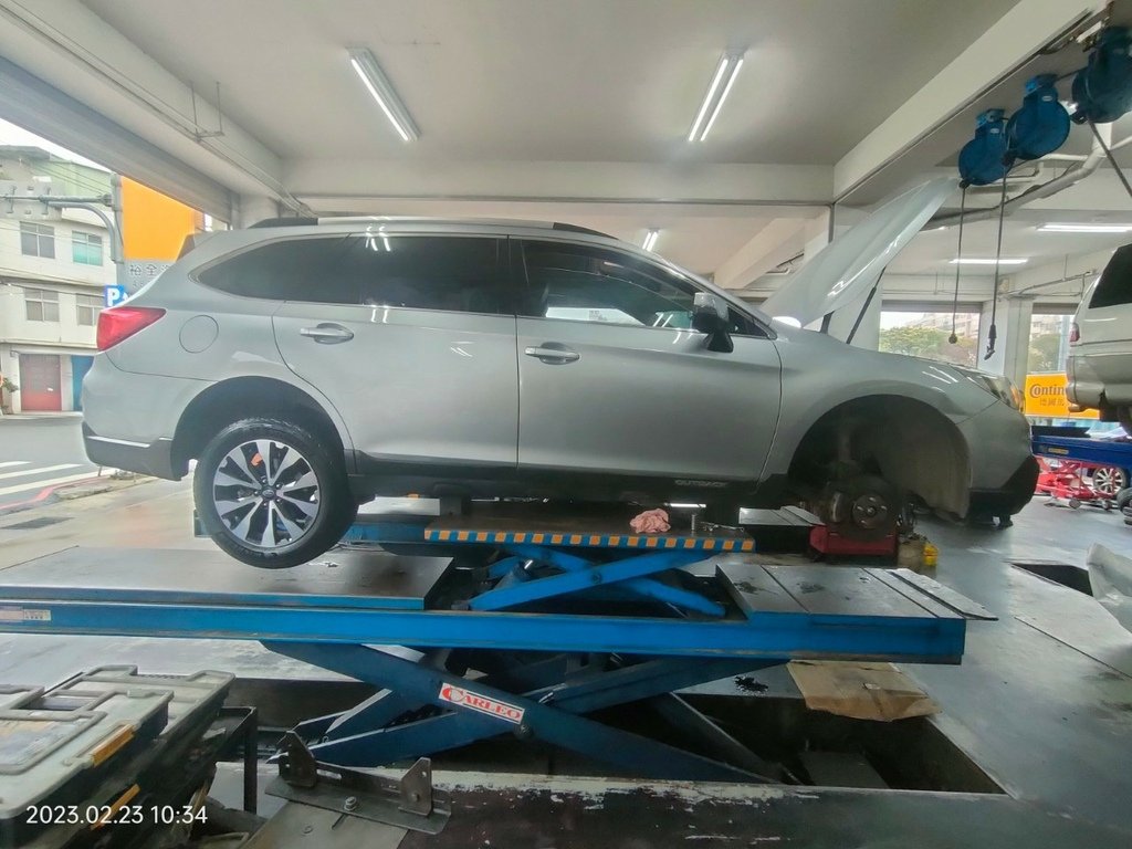 速霸陸 SUBARU OUTBACK (2015年) 前煞車分泵防塵套破損