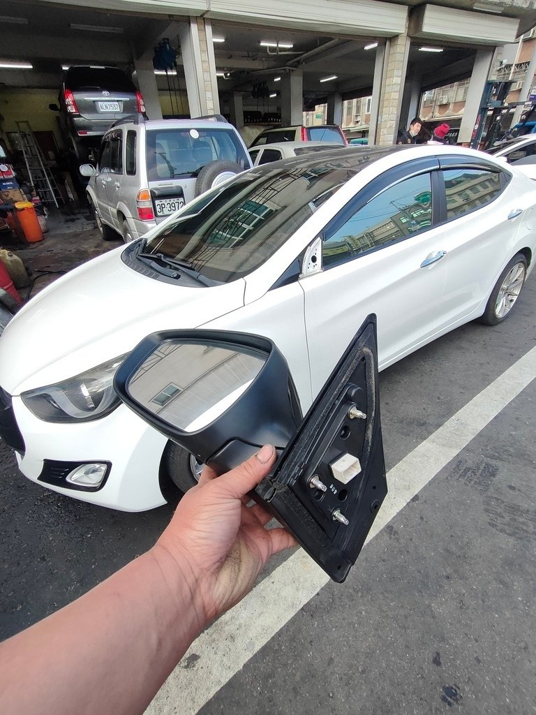 現代 ELANTRA 1.8 (2014年）電動後視鏡無法收折維修。