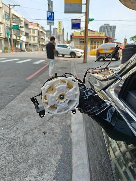 凌志 ES200（2018迄今） 電動後視鏡無法收折修理。