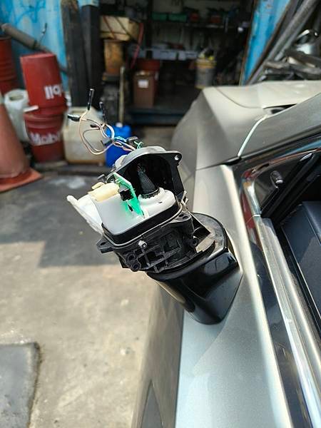 凌志 ES200（2018迄今） 電動後視鏡無法收折修理。