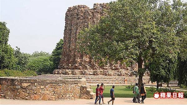 古達明納塔(Qutub Minar)附近還有座未能完成的阿萊(Alai Minar)高塔。 2016 蘋果日報／楊沛騏。世群旅行社