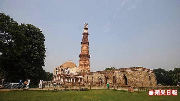 古達明納塔(Qutub Minar)環境打掃的非常乾淨，且綠草如蔭，與一牆之外的街道景觀截然不同。 2016 蘋果日報／楊沛騏。世群旅行社